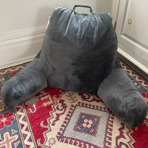 Reading cushion with back support